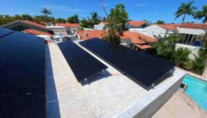 Montaje de placas solares en finca residencial en Málaga.