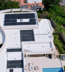 Placas solares para autoconsumo en vivienda unifamiliar en la Costa del Sol.