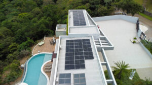 Paneles solares fotovoltaicos en chalet de lujo en Marbella.