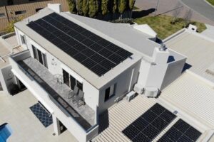 Instalación de paneles solares en cubierta plana de chalet en Málaga.